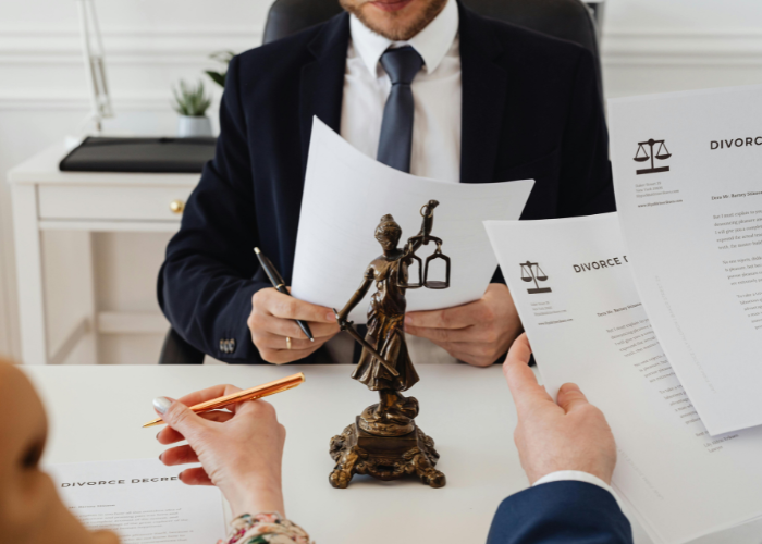 Cliente sendo atendido por advogado da Souza Mello Advocacia.